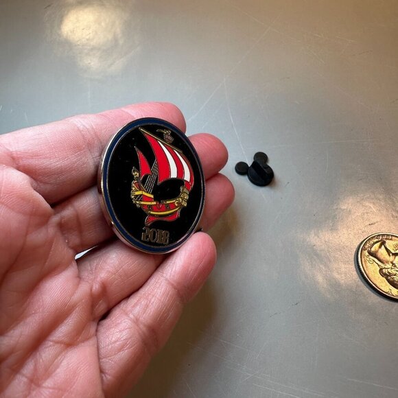 Disney Peter Pan 2018 Trading Pin Captain Hook Pirate Ship Flight Badge - Picture 3 of 7